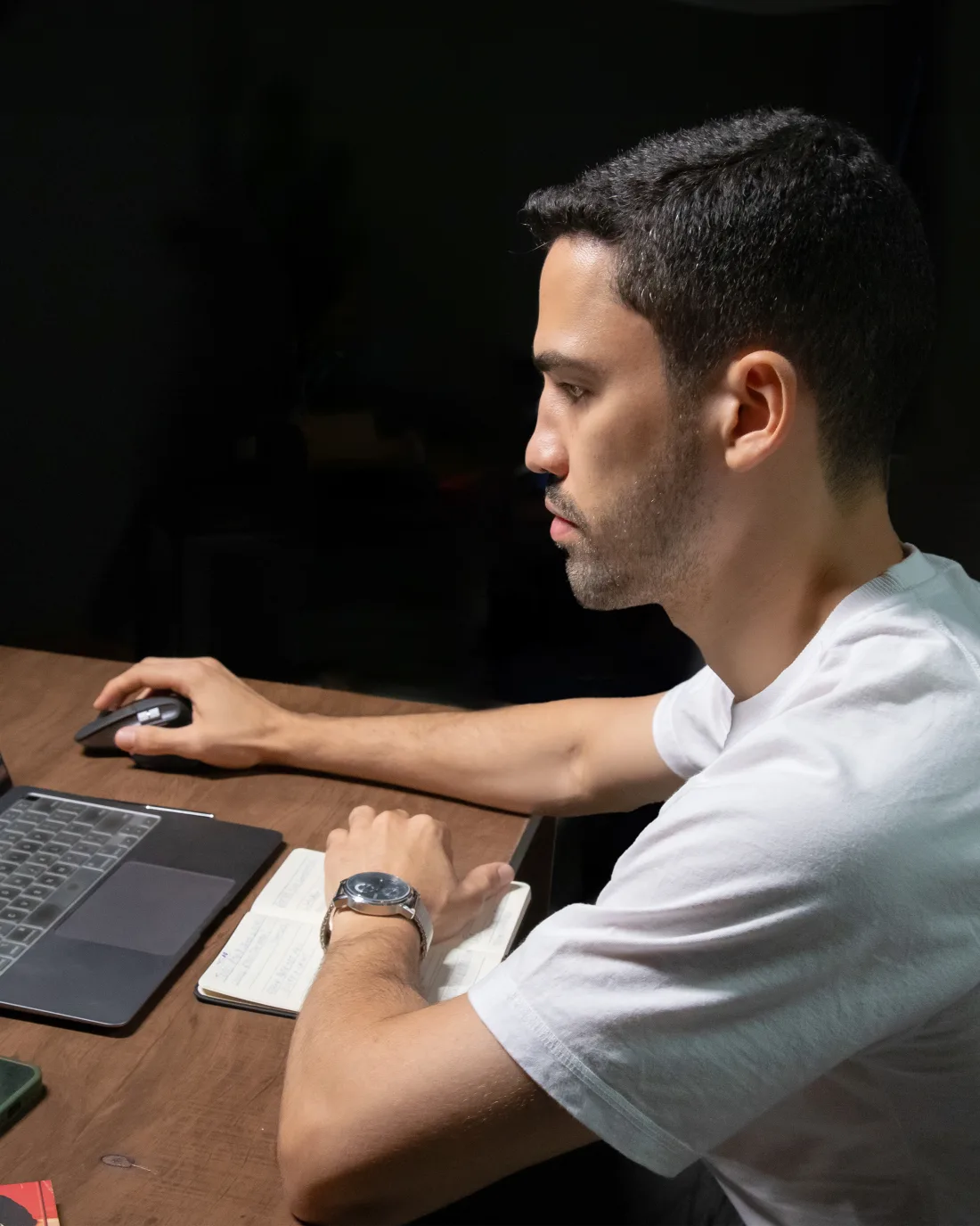 Urbano Leal trabalhando em campanhas no computador